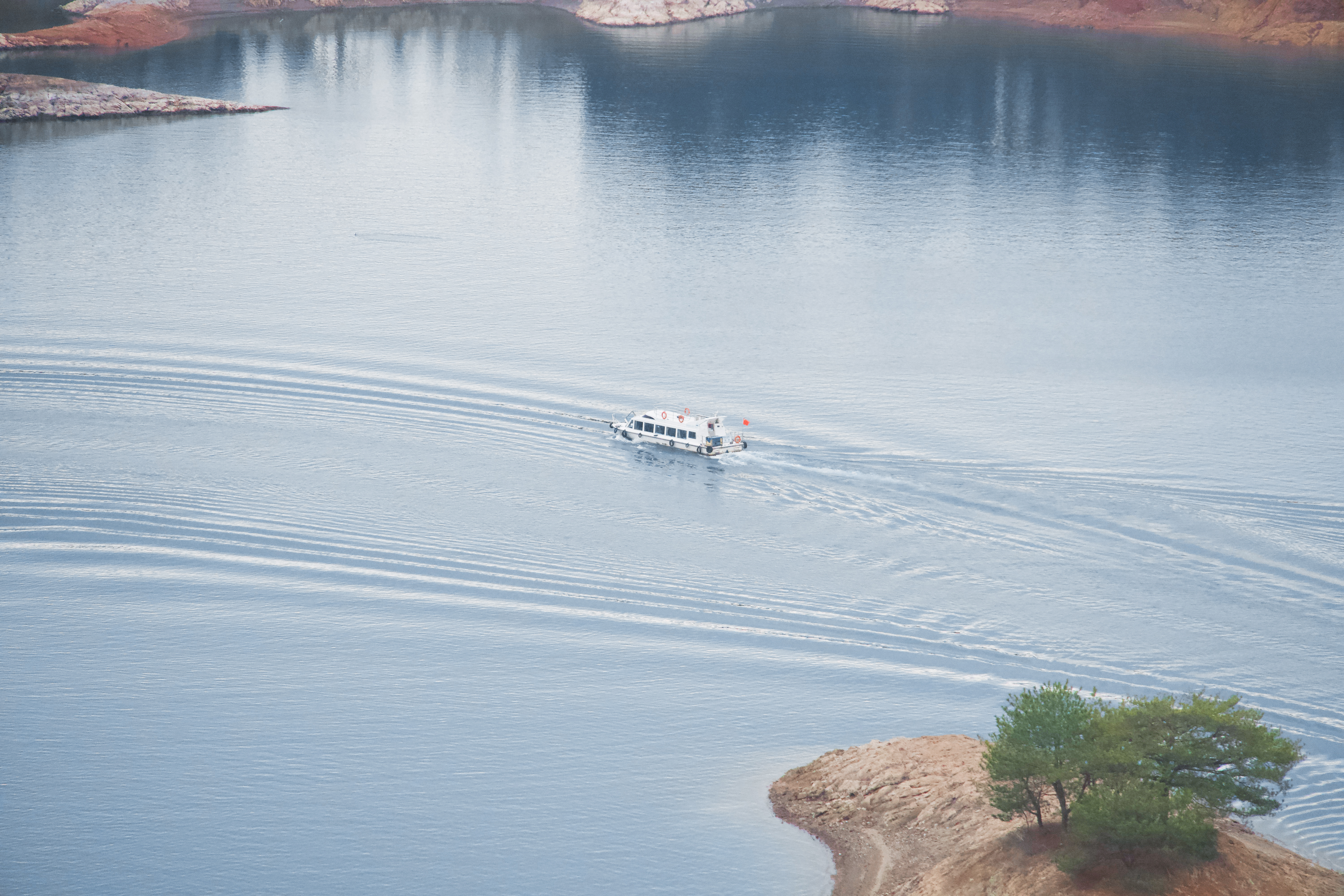 千岛湖上的游船